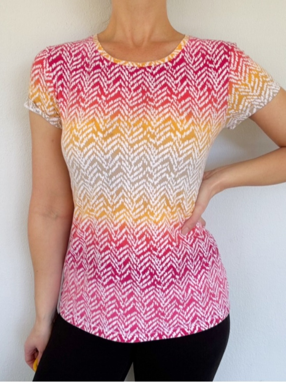 Sonoma Everyday pink and yellow ombré chevron print short sleeve tee size medium